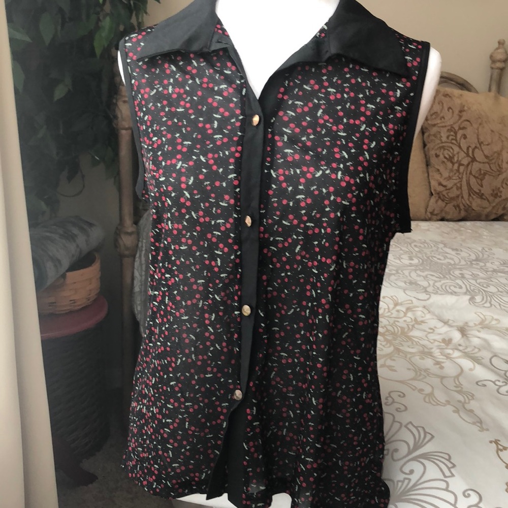 Women’s Julie’s Closet cute semi-sheer cherry laden sleeveless blouse. Size XL